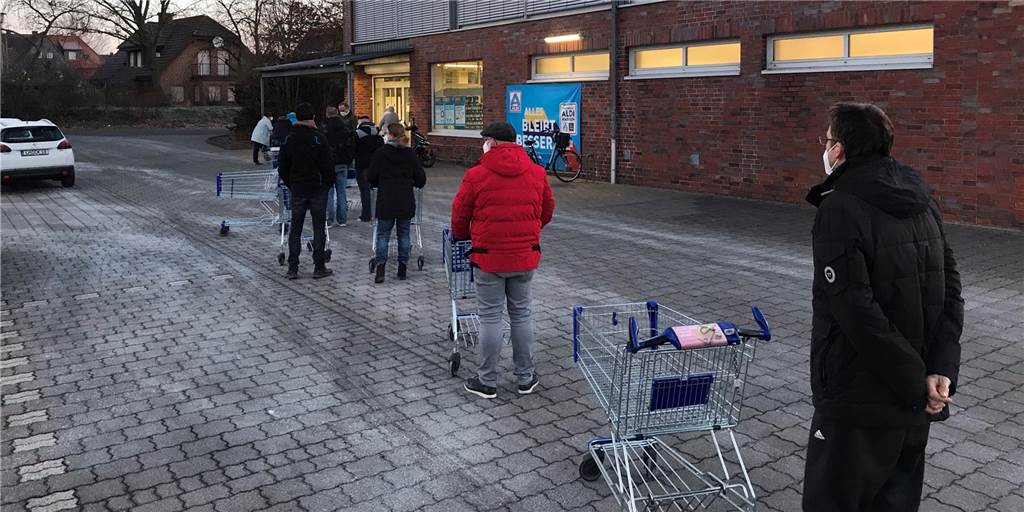 Corona-Schnelltests im Aldi innerhalb von vier Minuten ausverkauft Um kurz vor 7 Uhr hatte sich bereits eine Warteschlange vor dem Aldi an der Alten Zechenbahn in Selm gebildet.