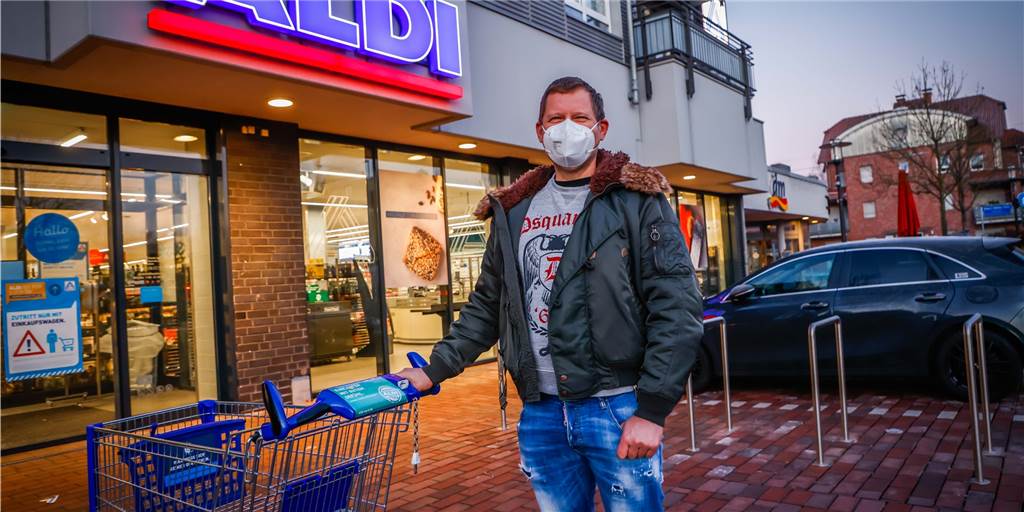 Andreas Nachtigall wartet darauf, sich einen der ersten Corona-Schnelltests beim Aldi am Ickerner Markt zu kaufen.