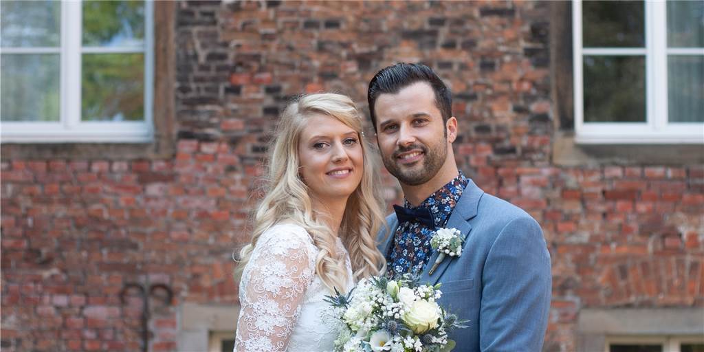 Ein Metalcore-Bühnenstar ist nun Vater - und hat Angst vor der nächsten Tour Janine Schulte-Ratajczak und Kevin Ratajczak bei ihrer Hochzeit auf Schloss Bladenhorst. Der Trennung von seiner Familie während der nächsten Tournee sieht der Eskimo-Callboy-Sänger mit Sorgen entgegen.