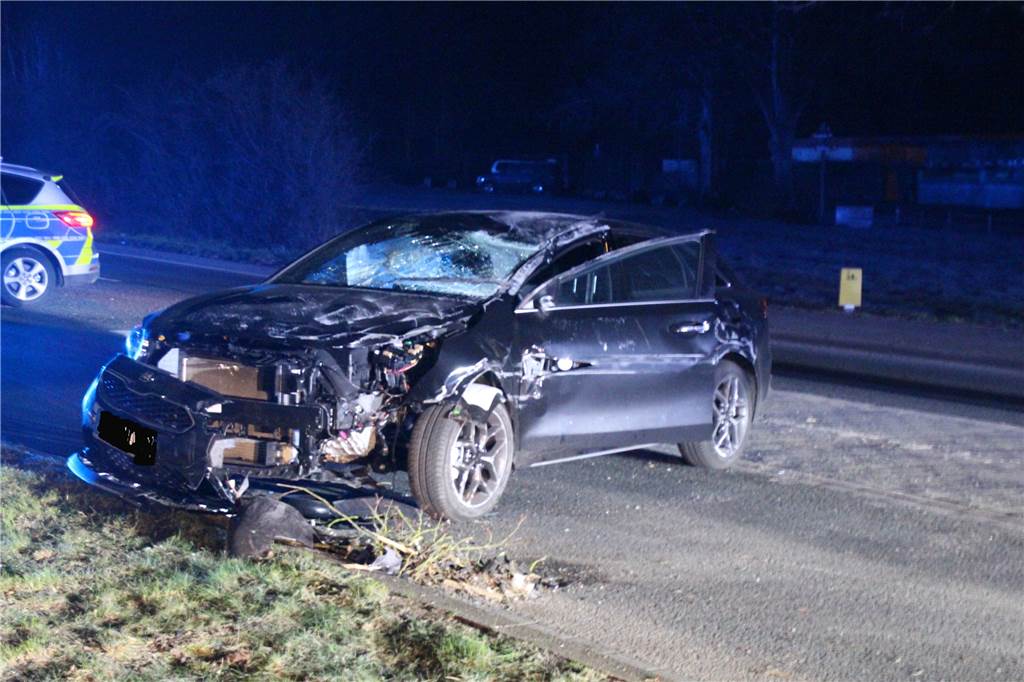 Gegen Baum geprallt und überschlagen: Lüner Fahrer unter Alkoholverdacht Gegen Baum geprallt und überschlagen: Lüner Fahrer unter Alkoholverdacht