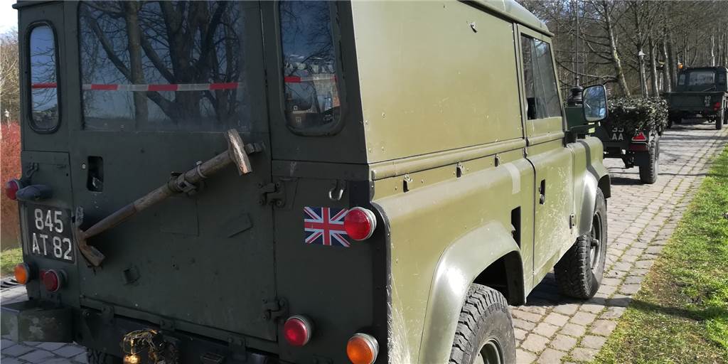 So nah dran wie selten an den Dreharbeiten am Schloss Nordkirchen Briritsche Militärfahrzeuge sind auf der Allee Richtung Capeller Tor aufgereiht. Im und am Schloss Nordkirchen laufen noch Dreharbeiten zum Film "Spencer" mit Hollywoodstar Kristen Stewart in der Rolle der Lady Diana.
