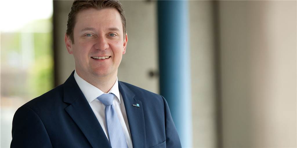 Kravanja mahnt Bevölkerung: Neue Corona-Freiheiten mit Augenmaß nutzen „Ich bin gnadenloser Optimist und ich vertraue auf die Bevölkerung in Castrop-Rauxel, dass man immer noch mit Augenmaß vorwärts geht und nicht gleich alles übers Knie bricht“, sagt Bürgermeister Rajko Kravanja im Interview.