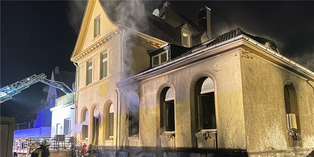 „Eine Selbstverständlichkeit“: Nachbar hilft 16 Menschen nach Hausbrand Ein Tiefgaragenbrand machte in der Nacht auf Samstag (6. März) ein ganzes Haus unbewohnbar. Hilfe fanden die 16 Bewohner zunächst bei einem Nachbarn.