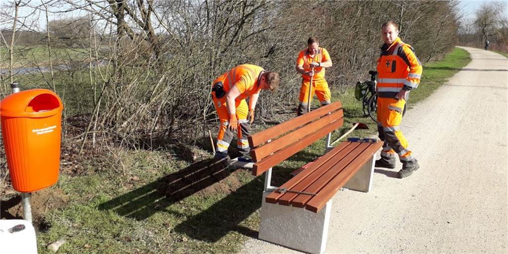 Spaziergänger glücklich: Sechs neue Bänke am Kanal installiert Spaziergänger glücklich: Sechs neue Bänke am Kanal installiert