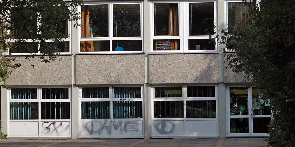 Trotz Coronafall: Castrop-Rauxeler Förderschule startet Vollbetrieb Die Hans-Christian-Andersen-Schule meldet einen Corona-Fall an ihrer OGS. Trotz dieses Falls vom Wochenende startete sie nach zwei Wochen Wechsel-Unterricht am 8.3. den Vollbetrieb.