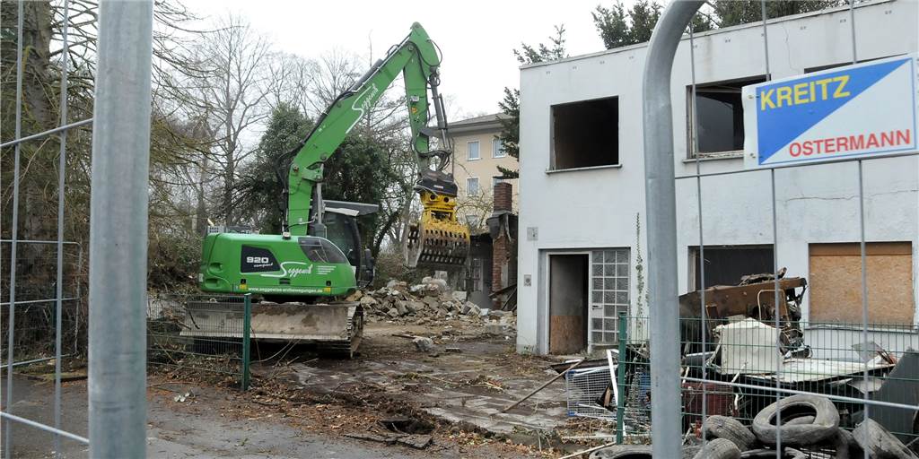 „Bronx von Schwerte“: Zwei Jahrzehnte mussten die Nachbarn warten – jetzt hat der Abriss begonnen Der Abriss der „Bronx" am oberen Senningsweg hat im hinteren Bereich mit den Werkstattanbauten begonnen.