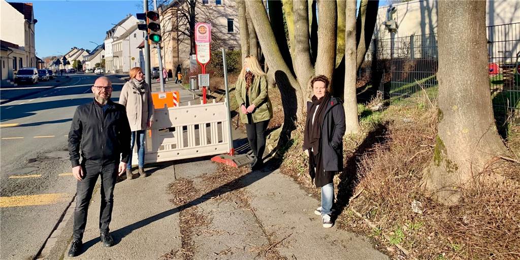 Nach tödlichem Unfall: Emotionale Forderung der Kita-Eltern an die Politik Sven Wortmann, Sarah Mönning, Nicole Braun (alle Elternbeirat) und Kita-Leitung Simone Jaspers (v.l.) fordern mehr Sicherheit für die Kinder.