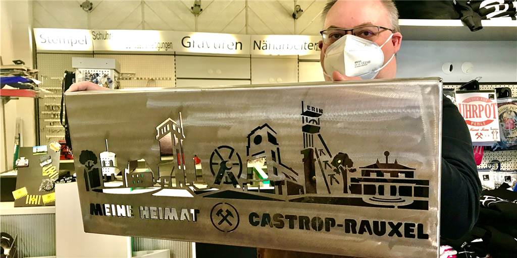 Einkaufen in Castrop-Rauxel: Zwischen dunklen Läden und neuer Hoffnung Dirk Brolowski vom Fanladen City hat sich intensiv auf die Zeit nach dem Lockdown vorbereitet, eine eigene Stadt-Skyline entwerfen lassen, die er künftig auch auf T-Shirts oder Tassen drucken will.