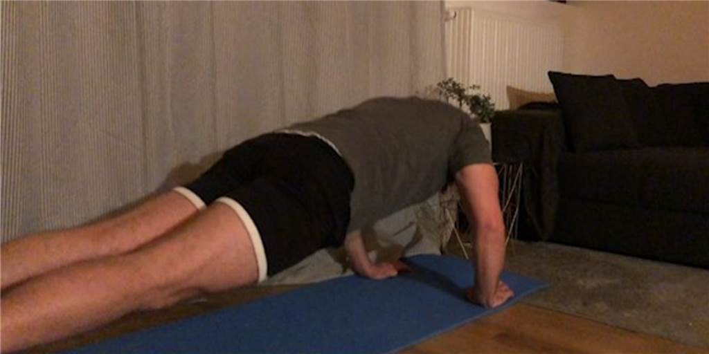 Im Video: „Wir machen dich schon wieder fit“ – Die Ruhr Nachrichten quälen sich beim Online-Training Im Video: „Wir machen dich schon wieder fit“ – Die Ruhr Nachrichten quälen sich beim Online-Training