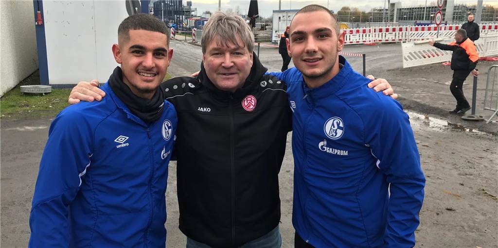 25 Jahre bei RWE: Lippramsdorfer trainierte einen Weltmeister und baut die Jugendarbeit um Der Lippramsdorfer Udo Platzer (M.), hier mit seinen ehemaligen Spielern Levant Mercan (l.) und Ahmed Kutucu (r.), arbeitet seit 25 Jahren bei RW Essen.