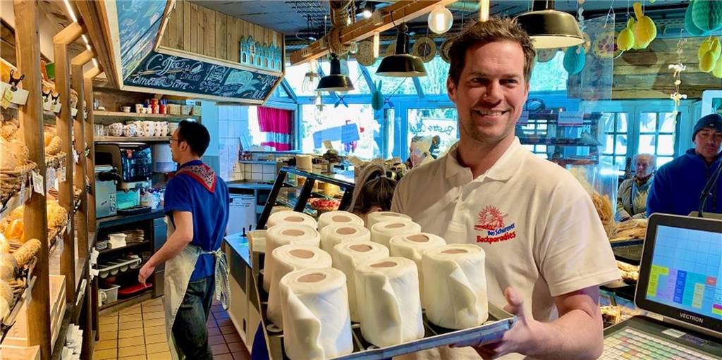 Diese skurrilen Schlagzeilen hätten wir vor Corona nie verstanden Klopapier-Rollen in einer Bäckerei? Fast schon eine normale Nachricht im verrückten Corona-Jahr 2020 in Dortmund. Das Backparadies Schüren sorgte mit den als Toiletten-Artikel getarnten Marmorkuchen gleich für mehrere Schlagzeilen.