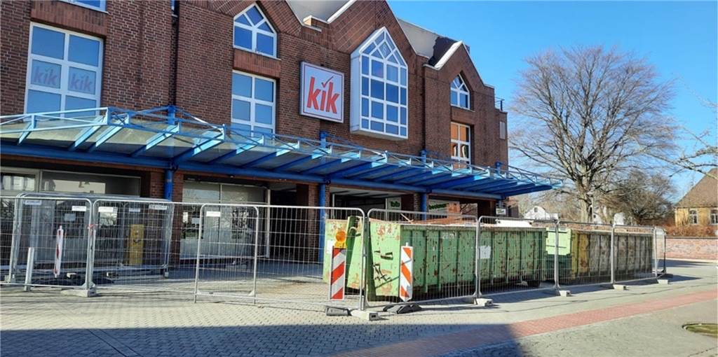 Investor für Einkaufszentrum atmet auf: „Wir hätten Millionen versenkt“ Mitte Februar hat eine Abrissfirma mit der Entkernung des ehemaligen Kaufhauses begonnen. Nun liegt die Baugenehmigung für den Umbau vor.