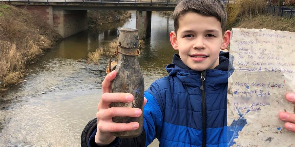 Flaschenpost aus Stadtlohn kehrt nach 1317 Tagen an Absender zurück Hier an der Mühlenbrücke in Stadtlohn hat Jan-Hendrik Tenk vor fast vier Jahren seine Flaschenpost zu Wasser gelassen. Nach 1317 Tagen ist sie per Post zurückgekehrt.