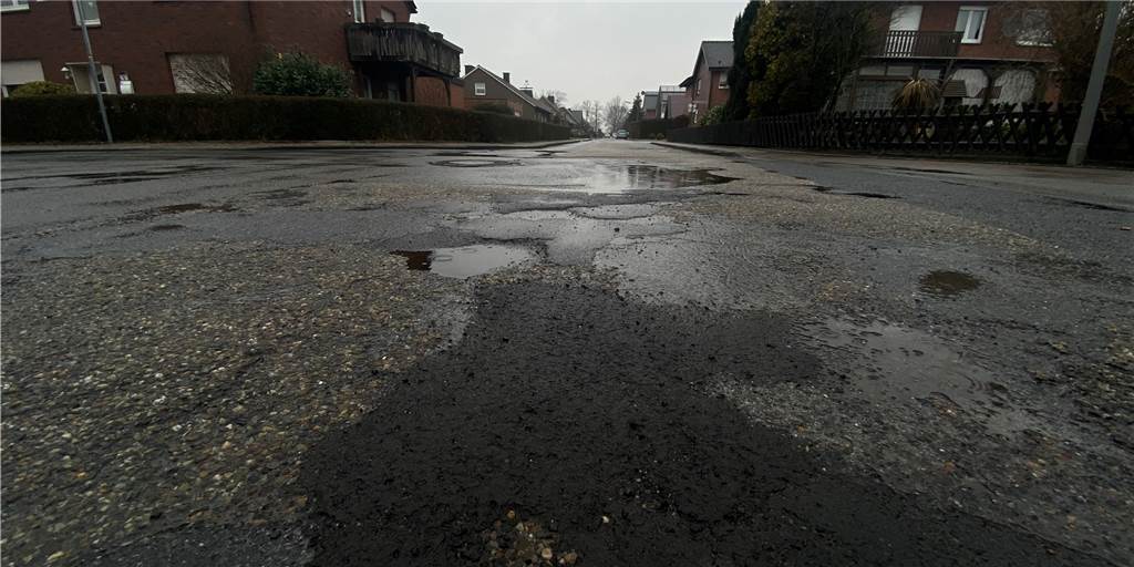 Bestandsaufnahme: Mehrere Straßen in Nordkirchen sind sanierungsbedürftig Wie hier auf der Graf-von-Galen-Straße ist die Asphaltschicht einiger Straßen in Nordkirchen dringend sanierungsbedürftig.