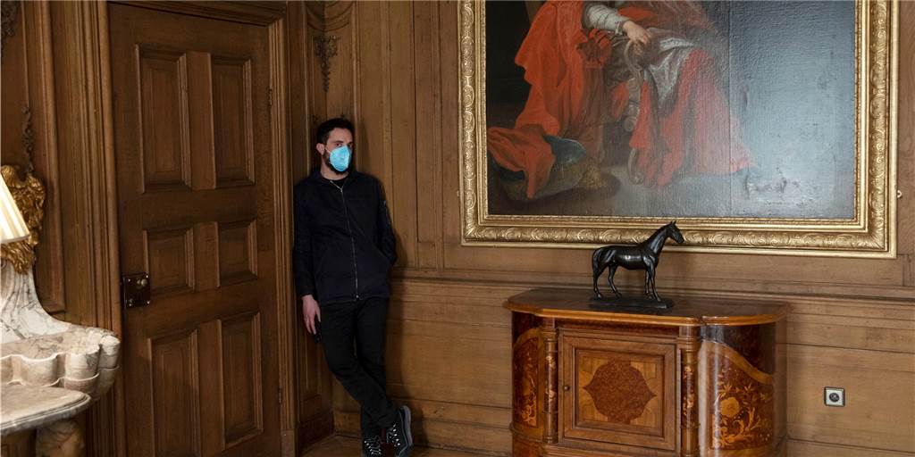 „Spencer“-Produzent beantwortet Fragen zu Dreharbeiten am Schloss Nordkirchen Pablo Larrain, Regisseur des Films „Spencer", in den Räumen des Schlosses Nordkirchen: eine besondere Beziehung.