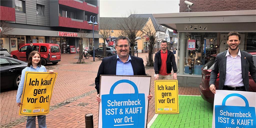 Werbung für Einkauf vor Ort: „Die Mittelstraße ist im Moment tot“ Lena Sander, Frank Herbrechter, Daniel Averkamp und Thorsten Buchholz (v.l.) werben für den Einkauf vor Ort.