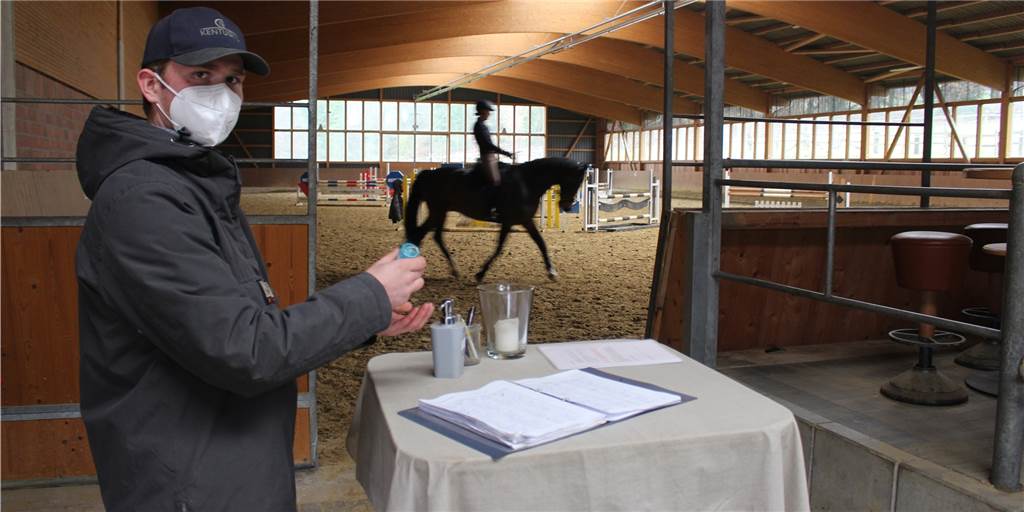 Noch ein Virus verändert das Leben einiger Menschen in Schwerte und Dortmund Jan-Philipp Braß vom Hof Krückshausen demonstriert Hygiene im Reiterhof: Hand-Desinfektion, Mundschutz und Eintrag in Namenslisten.