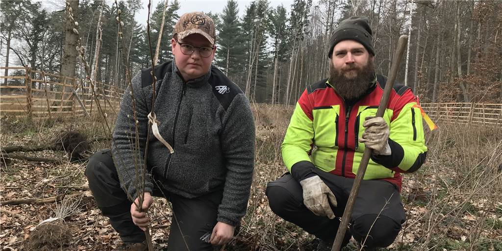 Start mit 15.000 Pflanzen: Natur- und Walderlebnispfad wird Großprojekt Die Nachwuchs-Jäger Tobias Lange und Marius Pieper haben in dieser Woche damit begonnen, den mit 15.000 Pflanzen vorgesehenen Hecken-Waldsaum zu bepflanzen.