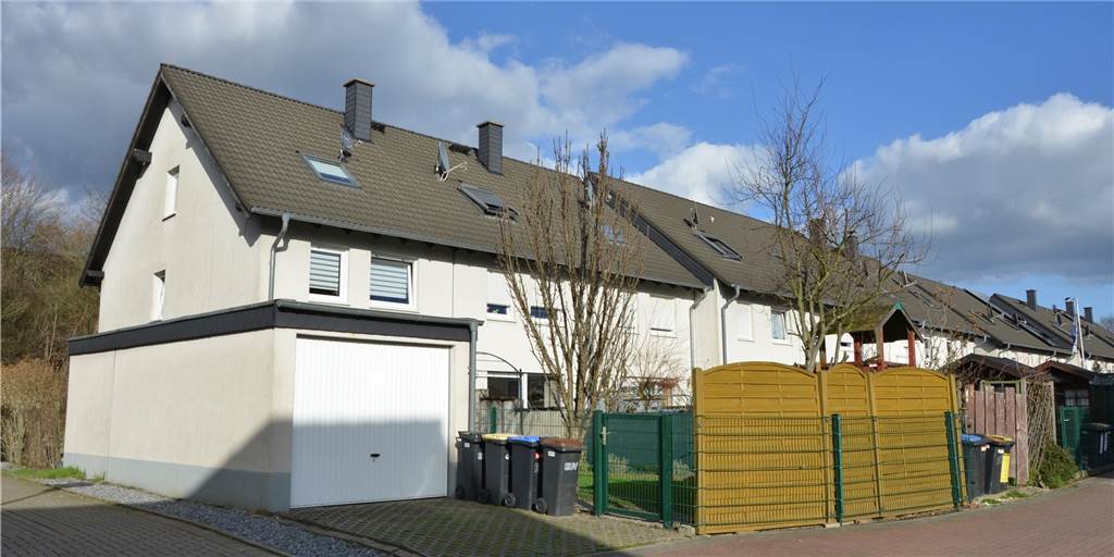 Scoperty oder Makler: Wer kennt den Preis eines Castrop-Rauxeler Hauses? Das Beispielhaus, das Makler Berthold Lammeck, Leiter der Castrop-Rauxeler Niederlassung von Poll Immobilien, für uns bewertet hat.