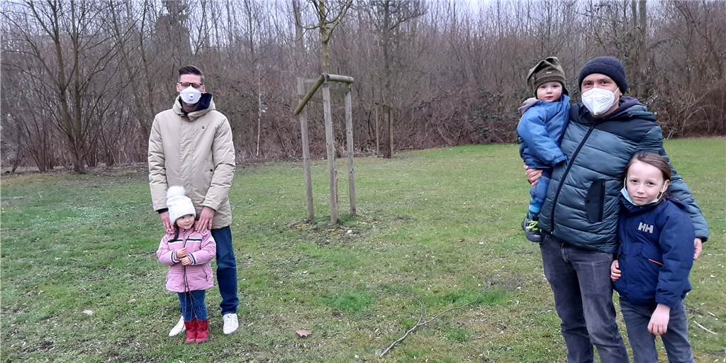 Neubaugebiet „Lennhofe“: Potentielle Bauherren hoffen auf ein neues Zuhause Sie gehören zu zwei Familien, sie sich Am Lennhofe ihr neues Zuhause wünschen: Kevin und Lillian Hayward sowie Felix, Jaron und Elia Dally (v.l.)