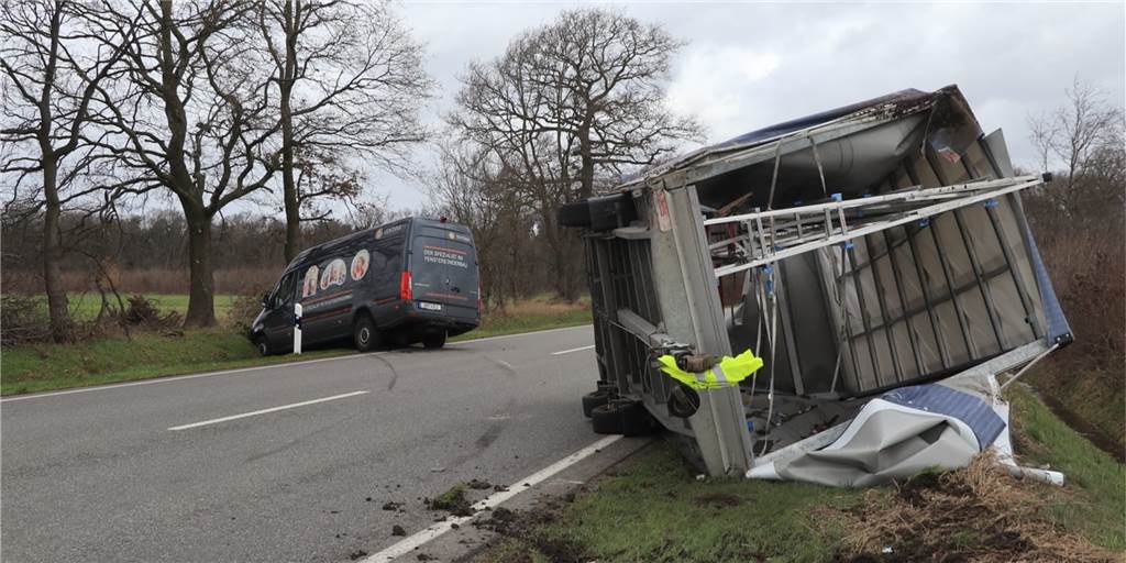 Auf der Baumwollstraße: Sturmböe erfasst Lieferwagen und kippt Anhänger um Eine Sturmböe hat am Donnerstag gegen 11.30 Uhr einen Lieferwagen erfasst und den Anhänger umkippen lassen.