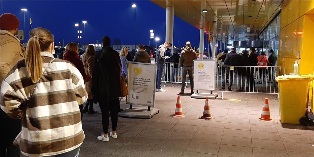 Click&Meet bei Ikea: Der Samstag ist jetzt schon ganz ausgebucht Die Warteschlange bei Ikea erscheint lang – wer zum gebuchten Zeitpunkt erscheint, wird aber sofort eingelassen und kann jene Wartende, die zu früh da sind, passieren.