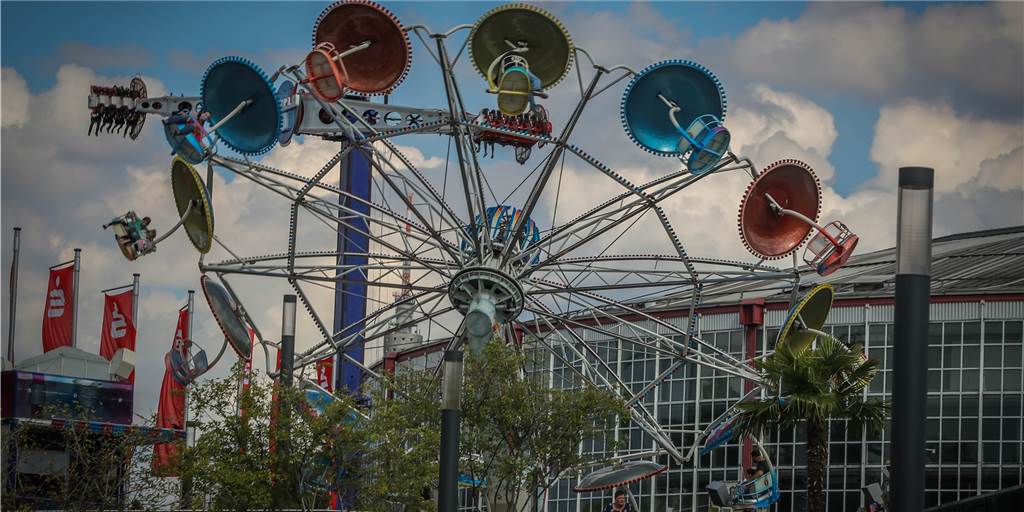 Wie vor den Westfalenhallen ein kompletter Freizeitpark entstand Im Sommer 2020 wurde der Parkplatz vor den Westfalenhallen zum Freizeitpark. Schausteller Patrick Arens hat dafür viele seiner Kollegen zusammengetrommelt.