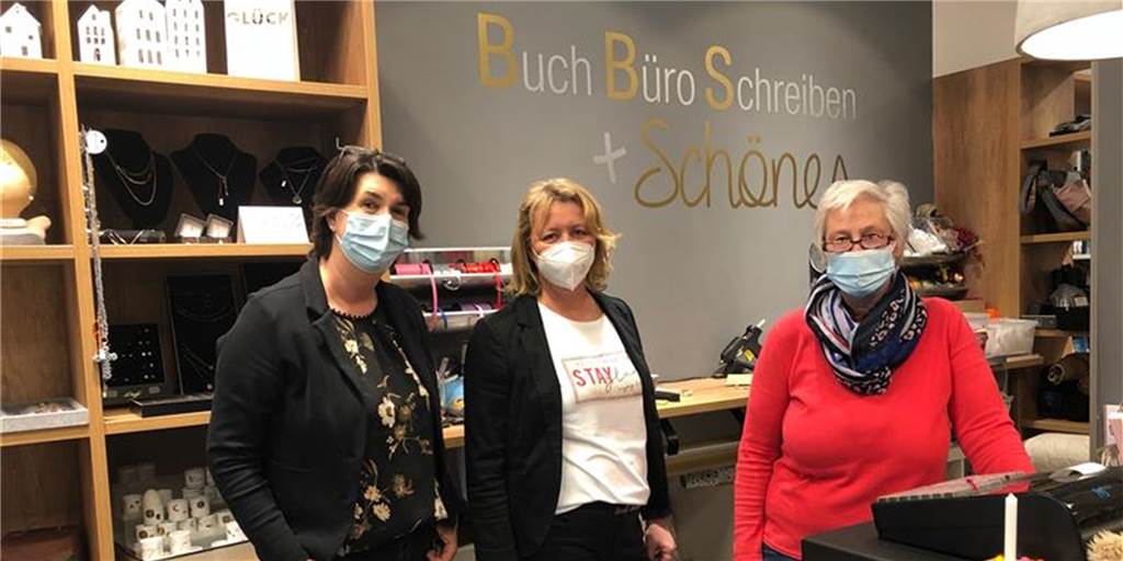 Einkaufen in Olfen ohne Termin: „Für uns ist die Öffnung jetzt das A und O“ Karin Hohmann (l.) und das Team von BBS freuen sich, dass sie wieder öffnen konnten.