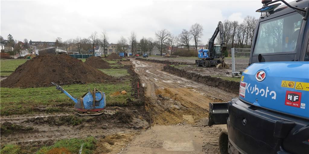Erschließung des Baugebiets Borgskamp hat begonnen Das Schermbecker Bauunternehmen Fasselt hat mit der Erschließung des Baugebietes Borgskamp begonnen. Das Bild zeigt von der Weseler Straße aus gesehen die einzige Zufahrtsstraße zum Baugebiet, dessen vorderer Teil als Mischgebiet genutzt wird, während im hinteren Teil ein Wohngebiet entstehen wird.