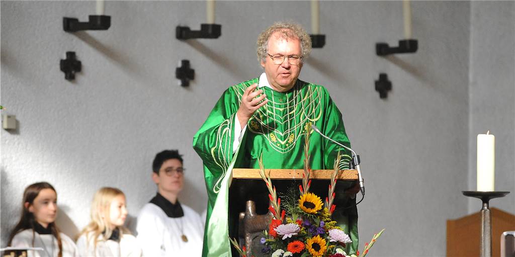 Pfarrer Grohsmann verlässt ehrwürdige Groß-Pfarrei in Castrop-Rauxel Winfried Grohsmann verlässt den Pastoralverbund Castrop-Rauxel Süd. Die Großpfarrei sucht damit nach 15 Jahren wieder einen neuen Gemeinde-Vorsteher.