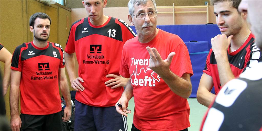 „Das ist scheiße hoch drei“: Volleyballer von Bronek Bakiewicz sind zum Abwarten gezwungen Bronek Bakiewicz im Kreise der Volleyballer des Werner SC. Links ist Philipp Zurwieden, sein Ex-Spieler und Trainerkollege bei den Frauen des TV Werne.