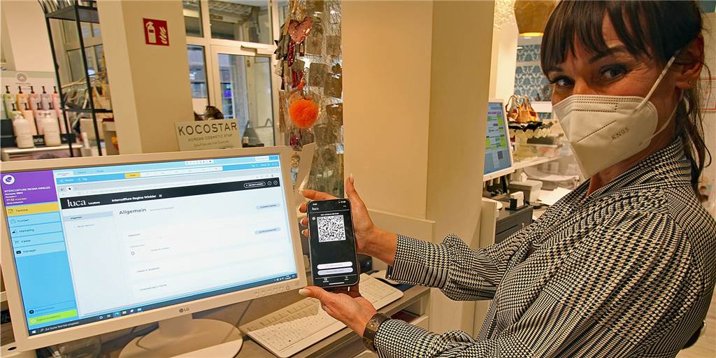 Schwerter Friseurin Regina Winkler will mit Corona-App von Smudo zur Normalität zurück Regina Winkler zeigt an Handy und Rechner, wie die Luca-App in ihrem Salon funktionieren würde, wenn sie zugelassen wird.
