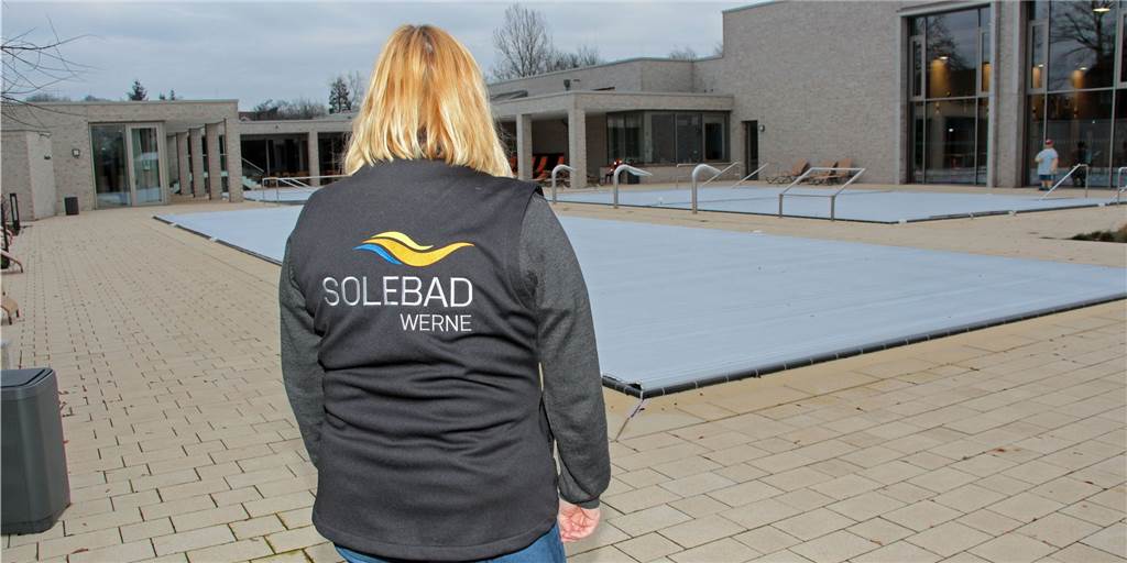 Keine Lockdown-Lockerung: Solebad in Werne bereitet sich dennoch auf Freibad-Saison vor Warten auf die Besucher: Schwimmmeisterin Barbara Kipp steht vor den abgedeckten Außenbecken des Solebades Werne. Wann hier endlich wieder Besucher schwimmen dürfen, ist unklar. Dennoch laufen die Vorbereitungen für die Freibad-Saison.