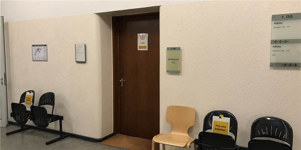 Kinder müssen nicht erneut über mögliche sexuelle Übergriffe berichten Hinter verschlossenen Türen hatten die drei möglichen Opfer über die angeklagten sexuellen Übergriffe des Angeklagten berichtet. Den Antrag der Verteidigung auf ein psychologisches Gutachten zur Glaubwürdigkeit der Kinder lehnten das Gericht nun ab.