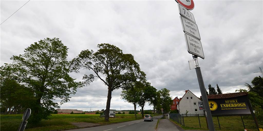 Sperrung Oestricher Straße: Müssen Autofahrer bald Schleichwege fahren? Schon jetzt ist die Oestricher Straße für den LKW-Verkehr gesperrt – auch wen Unbekannte das Schild verdreht haben. Viele Fahrer halten sich nicht an das Verbot. Darum soll die Sperrung auch baulich gelöst werden.
