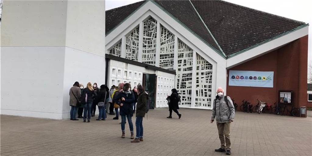 Großaktion mit vier Impfstraßen in Lünen: „So den Wahnsinn stoppen“ Vor dem Gemeindehaus in St. Norbert warteten am Freitag Lehrer und Kita-Erzieher auf ihren Impftermin.