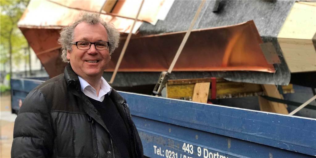 Grohsmannssüchtig oder immer da und voller Empathie: Ein Abschied mit Zauber Winfried Grohsmann, Pfarrer des Pastoralverbundes Süd, freute sich in seiner Zeit in Castrop-Rauxel auch mal über Dinge wie die Anlieferung des Dachreiters, der das Kirchendach der Lambertuskirche schmückt.