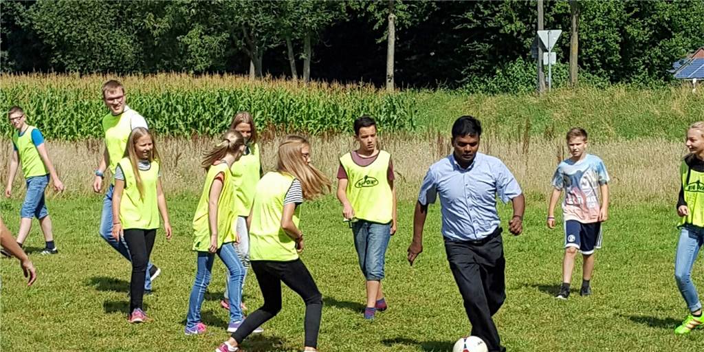 Jugendcamp Haard statt Midlicher Mühle: Neues Ziel fürs Ferienlager Ein Foto aus einem Ferienlager an der Midlicher Mühle: Mit Kaplan Raju Peter spielten die Kinder Fußball. Auch in Oer-Erkenschwick steht ein Gelände für viel Sport und Bewegung zur Verfügung.