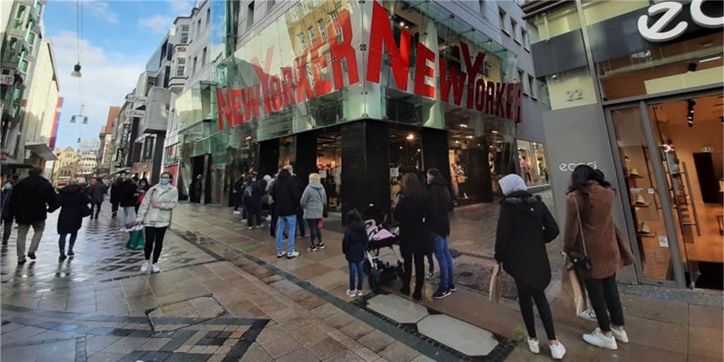 Erster Shopping-Samstag des Jahres: So viel war auf dem Westenhellweg los Nur vor vereinzelten Geschäften am Westenhellweg bildeten sich am Samstag Schlangen - etwa hier vor New Yorker.