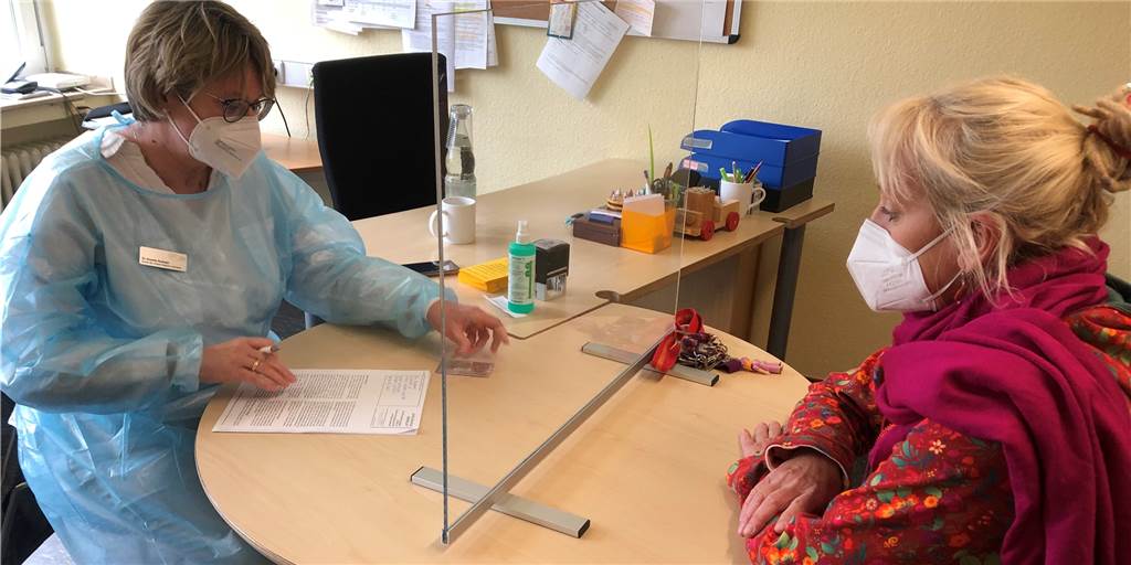 Zentraler Impftermin in Haltern: Ein Lehrstück in Sachen Organisation Dr. Annette Rudolph (links) führte mit Vivi Klapheck, Leiterin der Katharina-von-Bora-Grundschule, das Aufklärungsgespräch.