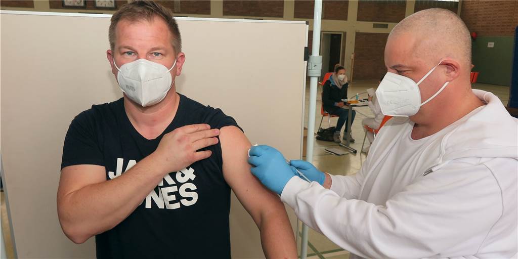 Hat gar nicht wehgetan: Die ersten 190 Lehrer aus Dorsten geimpft Hausmeister Torsten Leiers war einer der ersten Impflinge in der Von-Ketteler-Schule, die Dr. Christian Neukam am Freitag gegen das Coronavirus impfte.