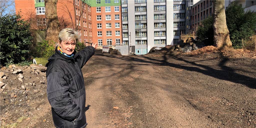 Anwohner sind entsetzt über „Gartenmord“ am St.-Johannes-Hospital Anwohnerin Uta Rotermund zeigt auf die gerodete Fläche, wo mal der schöne Garten des St.-Johannes-Hospitals war.