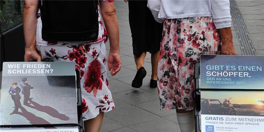 Zeugen Jehovas nutzen Namen von Diakon in Legden: „Es ist schäbig“ Zwei Frauen der Zeugen Jehovas machen auf diesem Symbolbild Werbung für ihre Religionsgemeinschaft. In Legden hat eine andere Art von Werbung für Aufregung gesucht.
