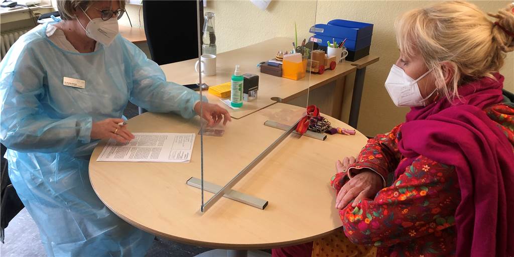 Trotz Impfreaktion: Halterner Grundschulpersonal glücklich über Impfung Katharina-von-Bora-Schulleiterin Vivi Klapheck (rechts) und Dr. Annette Rudolph bei der Impfaktion in der Schule.