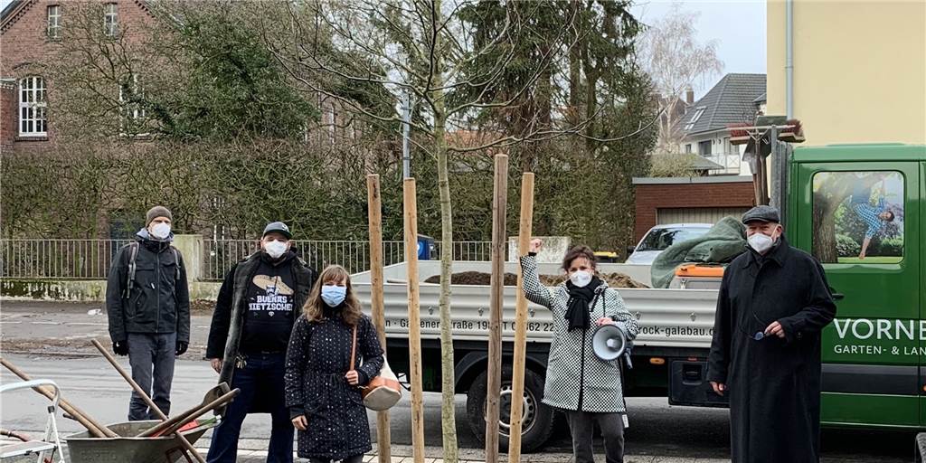 Guerilla-Baumpflanzaktion „gegen Klimakrise und Schlamperei der Stadt“ Guerilla-Baumpflanzaktion „gegen Klimakrise und Schlamperei der Stadt“