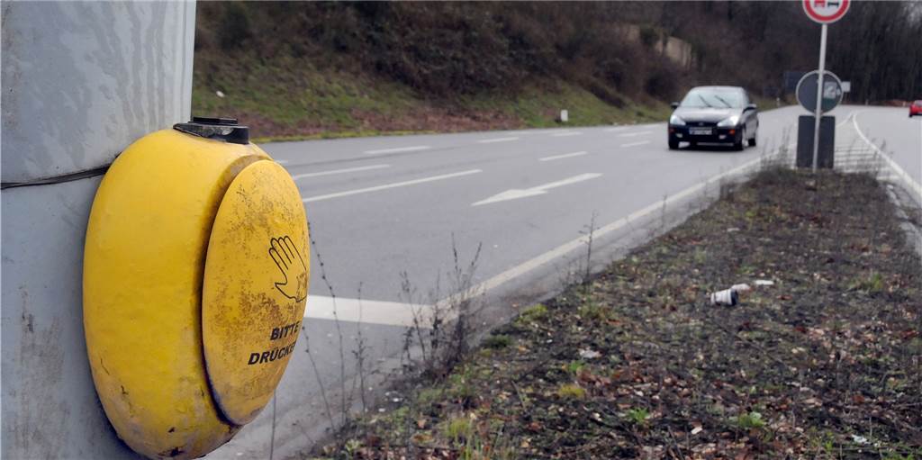 Gefährliche B236: Warum ignorieren Fußgänger die Knopfampel bei Nathe? Eine Knopfdruck-Ampel ermöglicht Fußgängern das sichere Überqueren der B236 in Höhe der Einmündung Tiefe Mark, wo sich die Bushaltestelle "Nathe" befindet.
