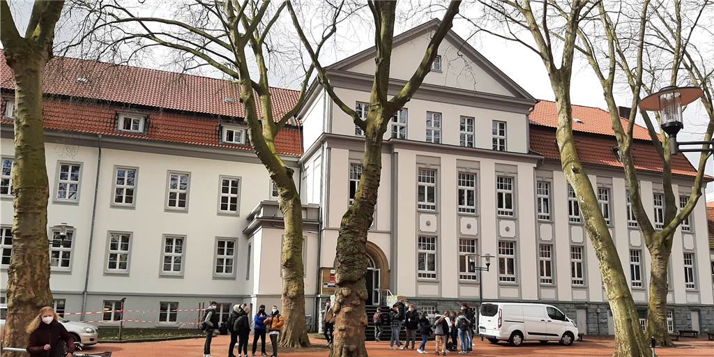 Endlich wieder in die Schule? Das sagen Castrop-Rauxeler Schüler dazu Am Adalbert-Stifter-Gymnasium in Castrop-Rauxel startete am Montag (15.3.) wieder der Wechselunterricht.