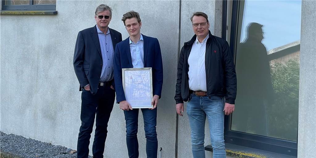 Sein Vater Hans-Jürgen Büscher (l.) und auch sein Onkel Wolfgang Büscher (r.) sind stolz auf die Leistung des 20-jährigen Mario Büscher. Er wurde mit dem „Nachwuchspreis Betonbauteile“ geehrt.