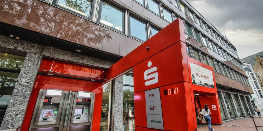 Sparkasse Dortmund meldet Rekordwachstum – jubelt aber nicht Erstmals in ihrer Geschichte erzielte die Sparkasse Dortmund im vergangenen Jahr eine Bilanzsumme von über 10 Milliarden Euro. Die Wachstumszahlen des Corona-Jahres 2020 geben dem Vorstand jedoch keinen Grund für Jubelsprünge.