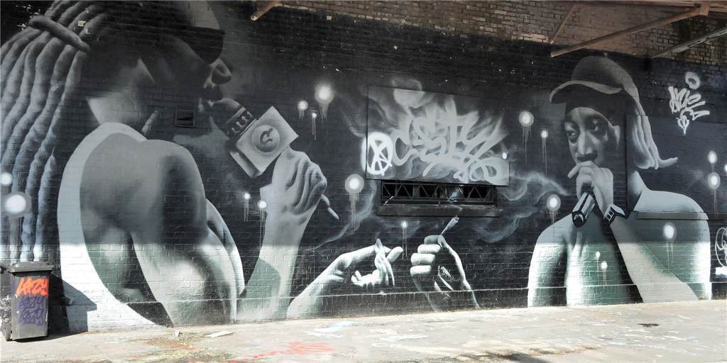 Stadt sperrt Graffiti-Halle am Bahnhof: Betreten verboten Fast fotorealistisch hat der Graffiti-Künstler sein Werk auf die straßenseitige Fassade des ehemaligen Güterschuppens an der Margot-Röttger-Rath-Straße gesprüht.